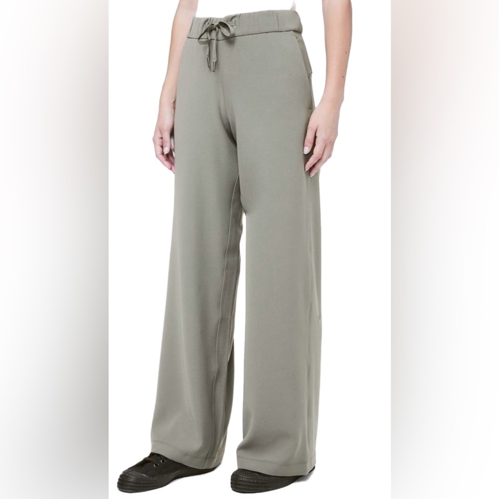 lululemon— On The Fly Pant Wide Leg, Grey Sage, size 6
